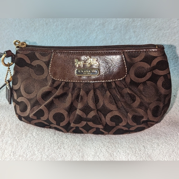 Coach Madison OP Art signature jacquard with leather trim wristlet. 41988 - Picture 1 of 8
